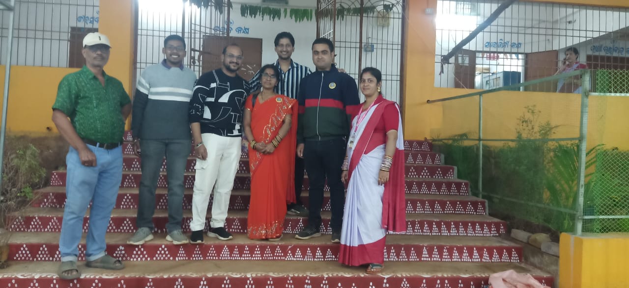 Alumni reconnecting with our teachers