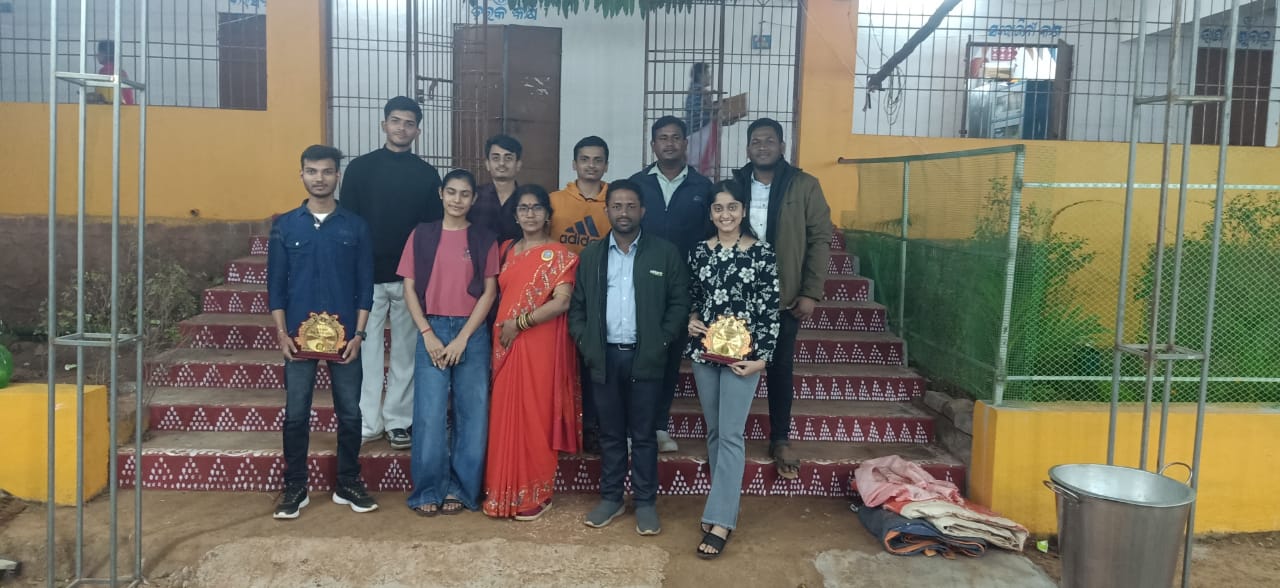 Alumni reconnecting with our former teachers